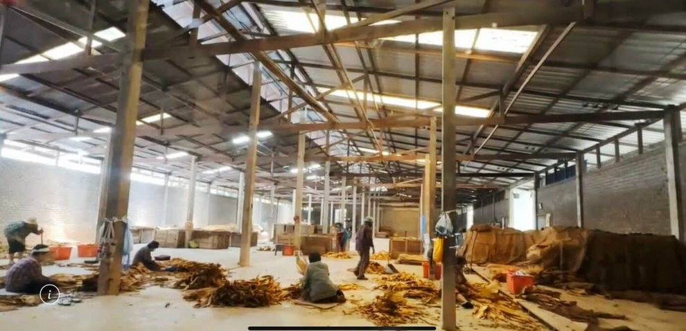 Dùng công nhân biểu diễn giải trí, quán cà phê ở Thái Lan gây phẫn nộ - 2 Dùng công nhân biểu diễn giải trí, quán cà phê ở Thái Lan gây phẫn nộ - 2