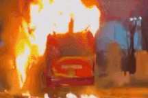 19 người tháo chạy khỏi xe khách bốc cháy trên quốc lộ