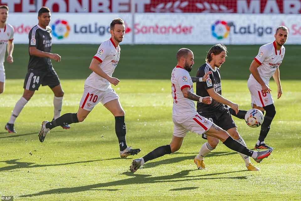 Real Madrid đánh bại Sevilla nhờ bàn phản lưới nhà - 11 Real Madrid đánh bại Sevilla nhờ bàn phản lưới nhà - 11