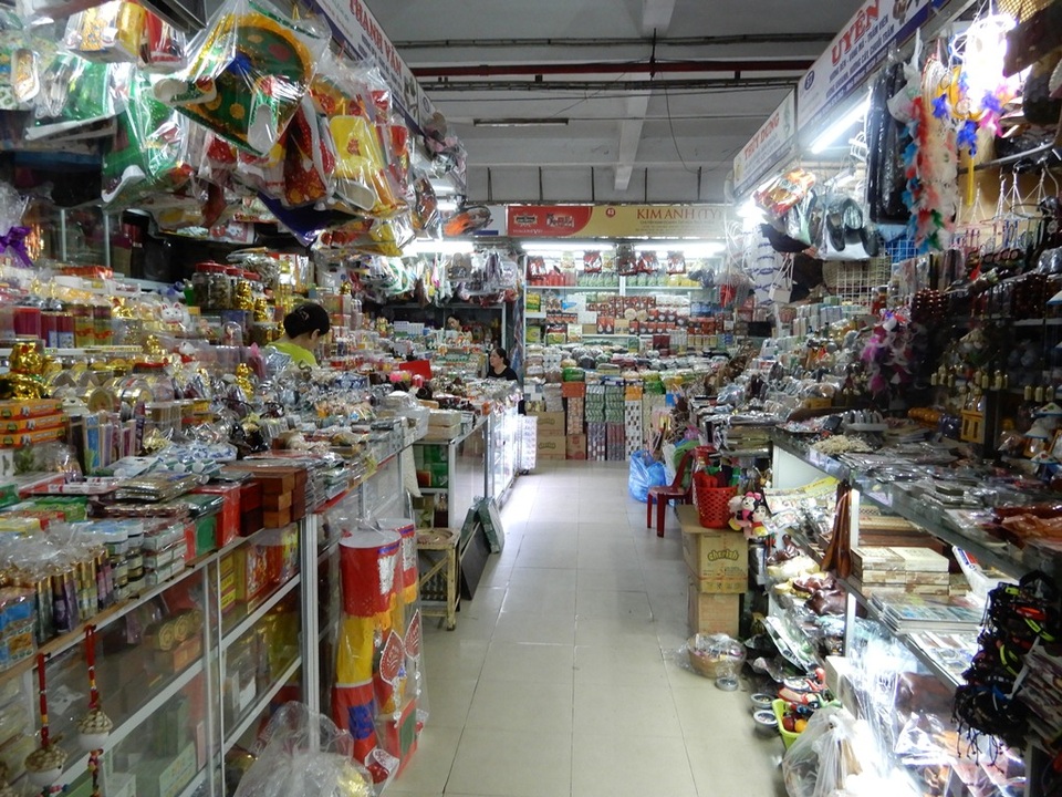 Chợ Hàn vẫn vắng bóng du khách, nhiều sạp hàng còn “cửa đóng then cài” - 1 Chợ Hàn vẫn vắng bóng du khách, nhiều sạp hàng còn “cửa đóng then cài” - 1