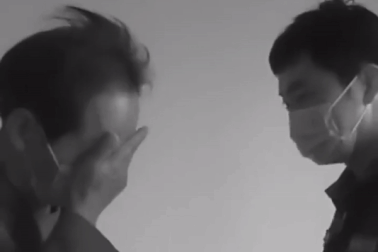 Trung Quốc: Chồng khóc nức nở đến đồn cảnh sát nhờ tìm lại điện thoại lưu ảnh vợ quá cố