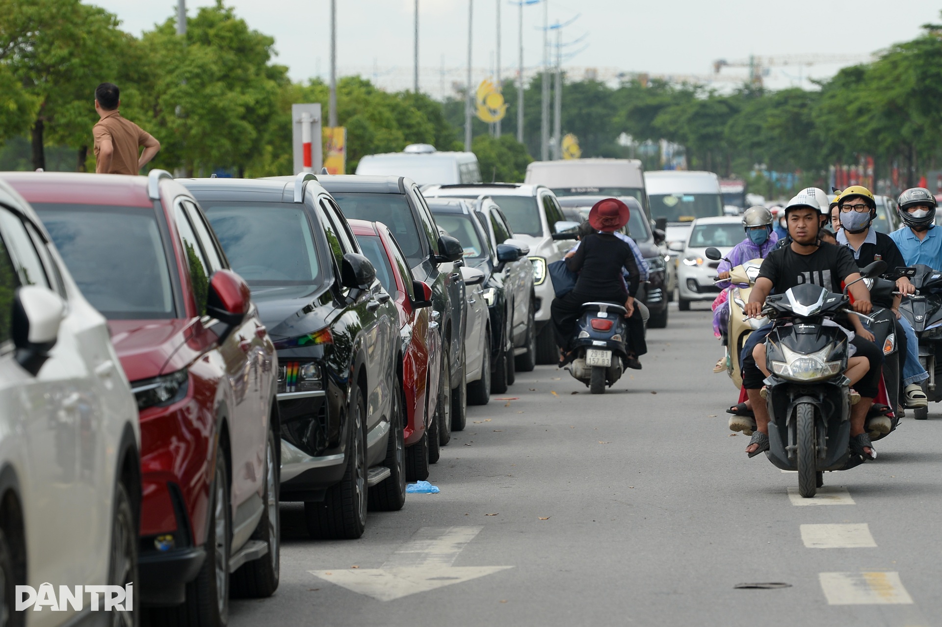 Đường tới Trung tâm Hội chợ Triển lãm quốc gia tắc 4-5km, dòng xe tê liệt - 3 Đường tới Trung tâm Hội chợ Triển lãm quốc gia tắc 4-5km, dòng xe tê liệt - 3