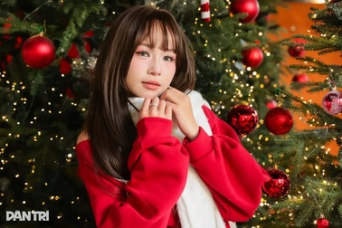 Thiếu nữ Hà Nội "lên đồ" xinh lung linh cho mùa Giáng sinh