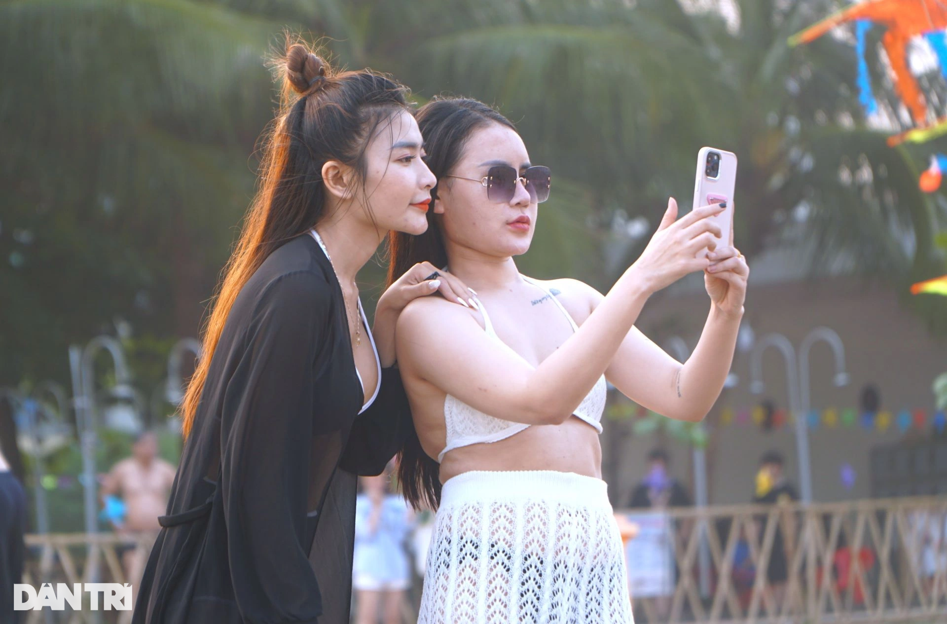 Bãi tắm Sầm Sơn vẫn ken đặc người sau kỳ nghỉ lễ vì thời tiết nắng gắt - 7 Bãi tắm Sầm Sơn vẫn ken đặc người sau kỳ nghỉ lễ vì thời tiết nắng gắt - 7