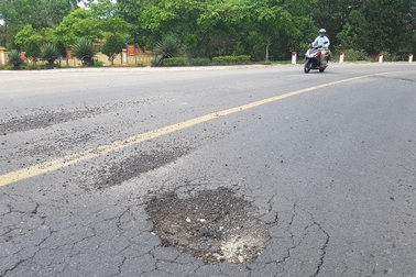 Tỉnh lộ tiền tỷ mới nâng cấp xong đã hỏng tại Thừa Thiên Huế!