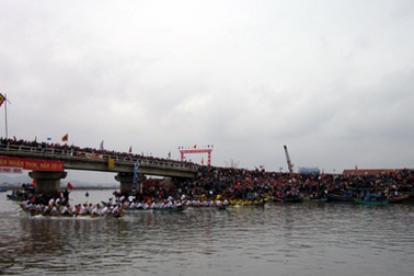 Sôi động đua thuyền tại Lễ hội Đền Cờn