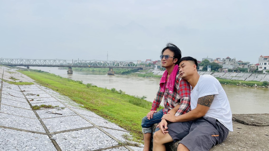 Doãn Quốc Đam mặc áo ướt đẫm mồ hôi giữa thời tiết Hà Nội - 1 Doãn Quốc Đam mặc áo ướt đẫm mồ hôi giữa thời tiết Hà Nội - 1