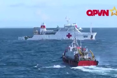 Hình ảnh thân máy bay CASA-212 được vớt lên mặt biển