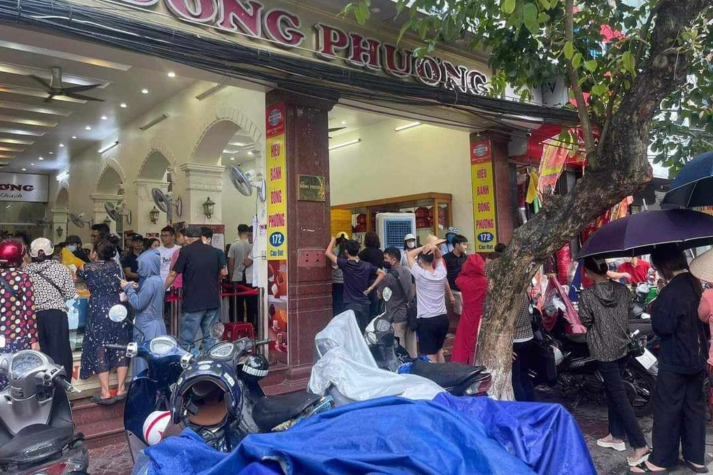 Vạ vật ngủ ngoài đường từ nửa đêm chờ đợi mua bánh trung thu - 8 Vạ vật ngủ ngoài đường từ nửa đêm chờ đợi mua bánh trung thu - 8