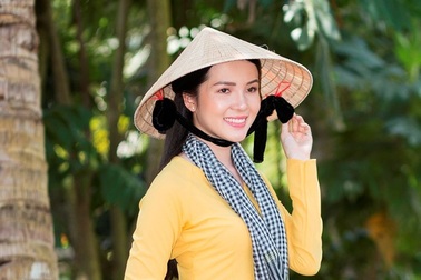 Hoa khôi Thúy Vi dịu dàng “hóa” thiếu nữ thôn quê