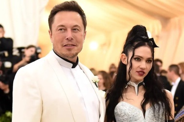 Elon Musk bị bạn gái gọi là "trẻ trâu" trên mạng xã hội