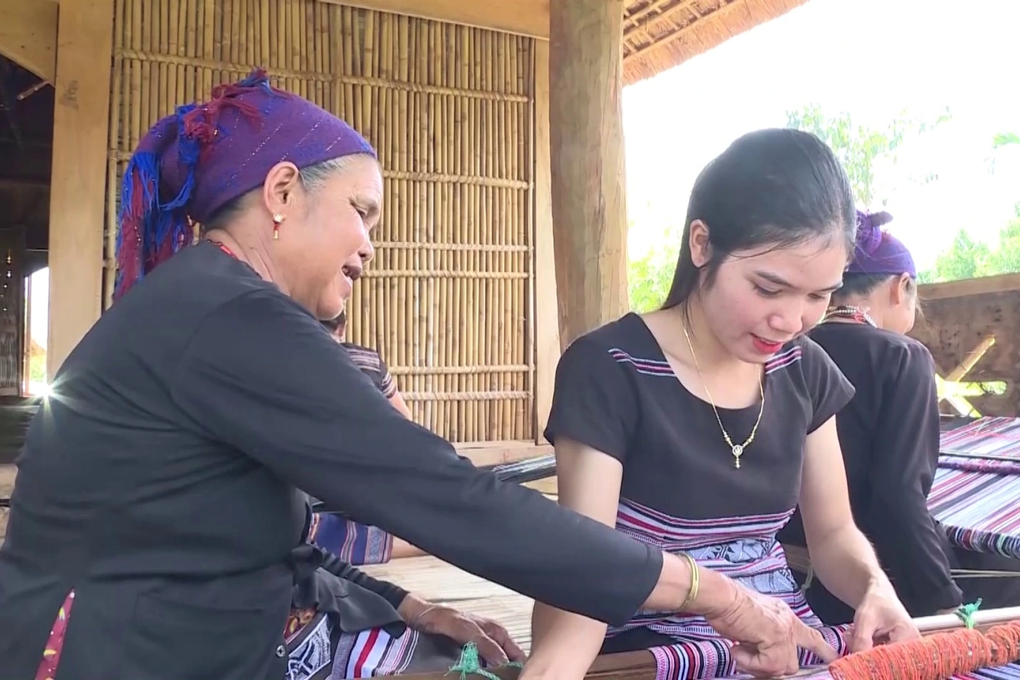 Phát triển nghề dệt thổ cẩm làng Teng - 3 Phát triển nghề dệt thổ cẩm làng Teng - 3