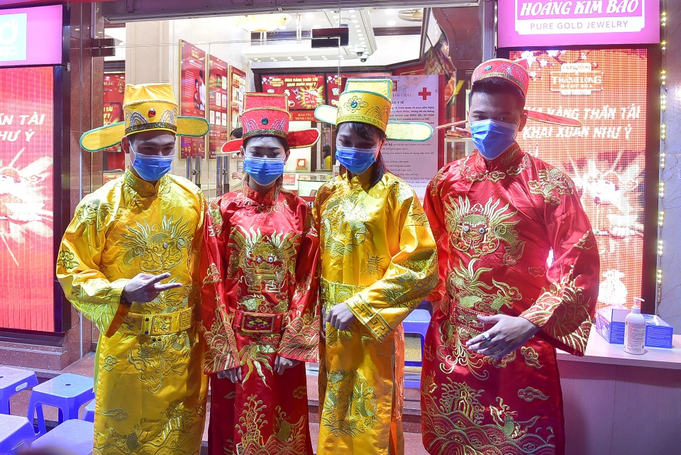 Sợ dịch Corona, phố vàng Hà Nội vắng vẻ, đìu hiu trong ngày vía Thần Tài - 3 Sợ dịch Corona, phố vàng Hà Nội vắng vẻ, đìu hiu trong ngày vía Thần Tài - 3