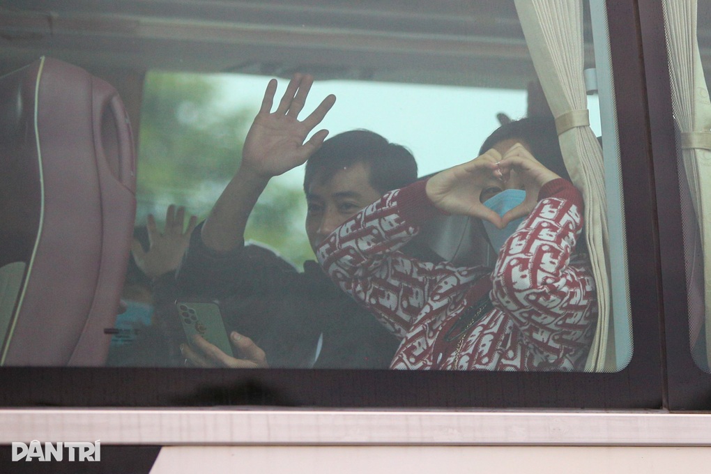 Nỗi niềm trên những chuyến xe miễn phí đưa công nhân về quê đón Tết - 8 Nỗi niềm trên những chuyến xe miễn phí đưa công nhân về quê đón Tết - 8