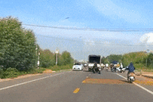 Người đi xe máy sang đường ẩu, suýt đâm vào đầu ô tô và bị phản ứng dữ dội