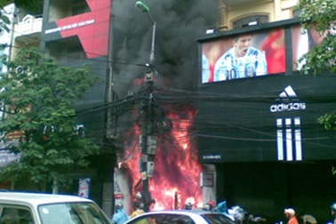 Hà Nội: Cháy ngùn ngụt trên phố Chùa Bộc