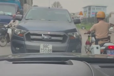 Tài xế lái xe kiểu "khôn lỏi" và cái kết xứng đáng