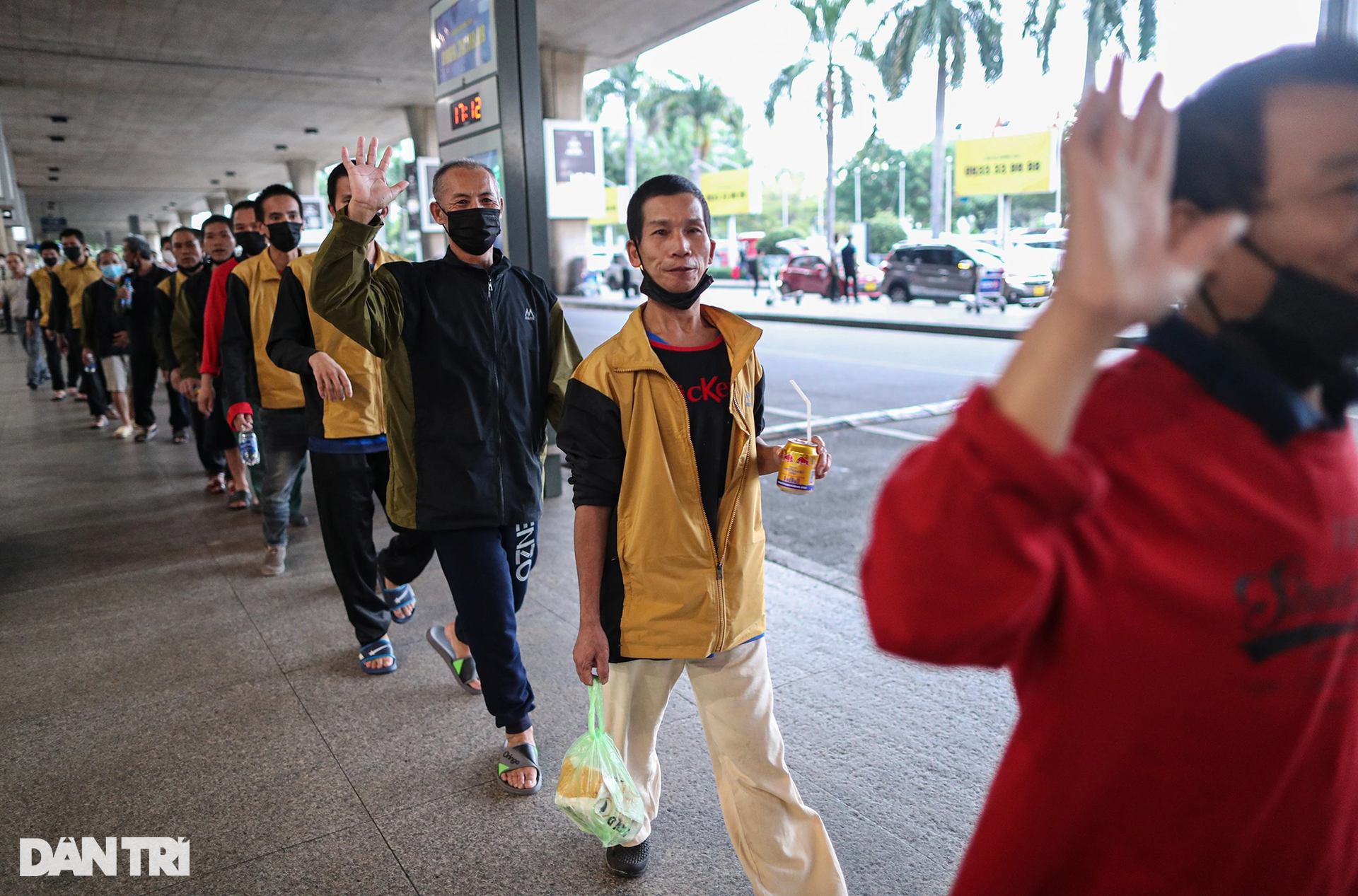 37 ngư dân Việt Nam được Malaysia trả tự do khóc nghẹn khi về tới TPHCM - 1 37 ngư dân Việt Nam được Malaysia trả tự do khóc nghẹn khi về tới TPHCM - 1