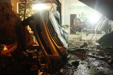 Ô tô “đại náo” trên quốc lộ, 1 người chết, 6 người bị thương