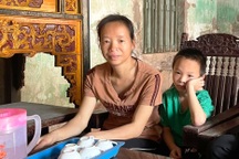 Khốn cảnh gia đình vợ ung thư, chồng "ngơ", con "khờ"