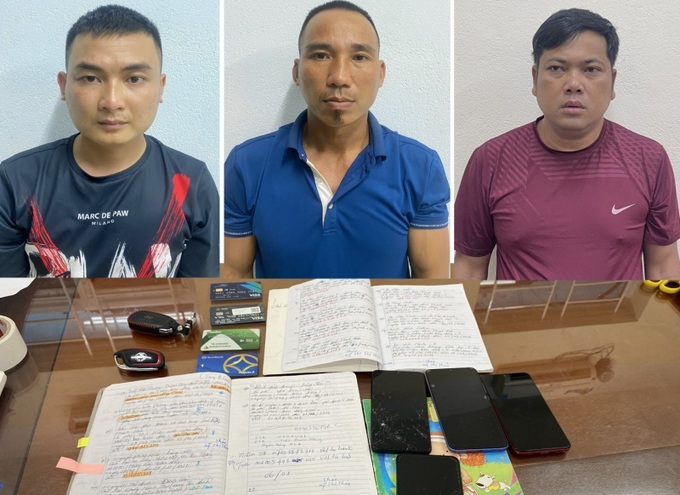 Các đối tượng (trái qua phải):Tiến, Phong và Tuân cùng tang vật vụ án (Ảnh: Công an Thanh Hóa)