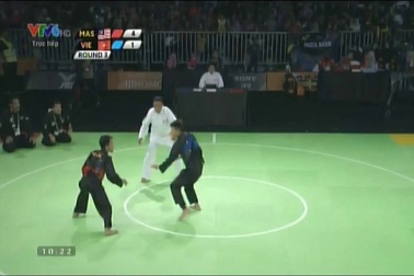 Đình Tuấn thua không phục trước võ sĩ của nước chủ nhà