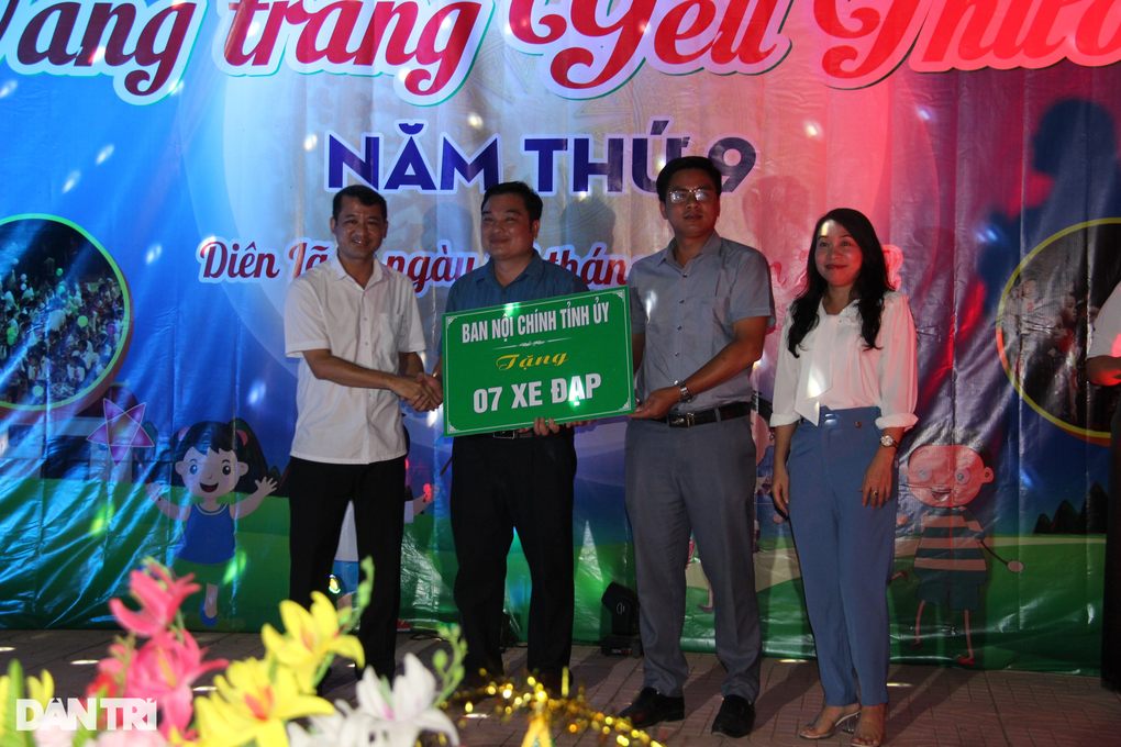 Người làm báo xứ Nghệ mang trung thu đến trẻ em nghèo - 4 Người làm báo xứ Nghệ mang trung thu đến trẻ em nghèo - 4