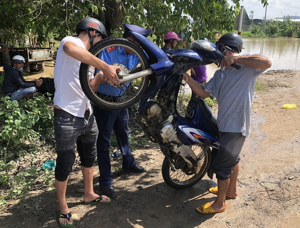Di dời khẩn cấp hàng trăm hộ dân, nhiều tuyến đường bị chia cắt - 2 Di dời khẩn cấp hàng trăm hộ dân, nhiều tuyến đường bị chia cắt - 2
