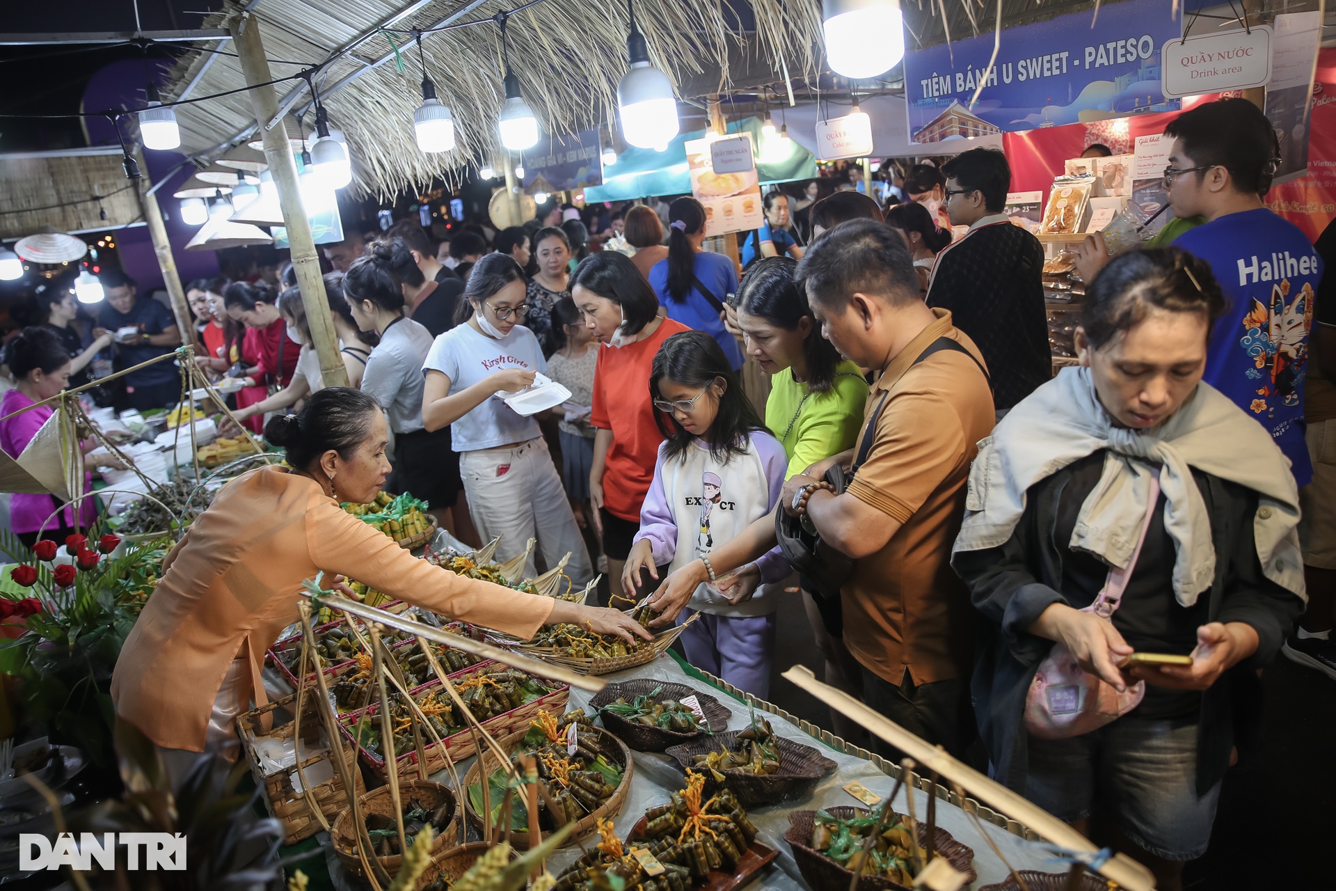 Người dân TPHCM chen chật kín tại không gian ẩm thực Lễ hội Sông nước - 1 Người dân TPHCM chen chật kín tại không gian ẩm thực Lễ hội Sông nước - 1