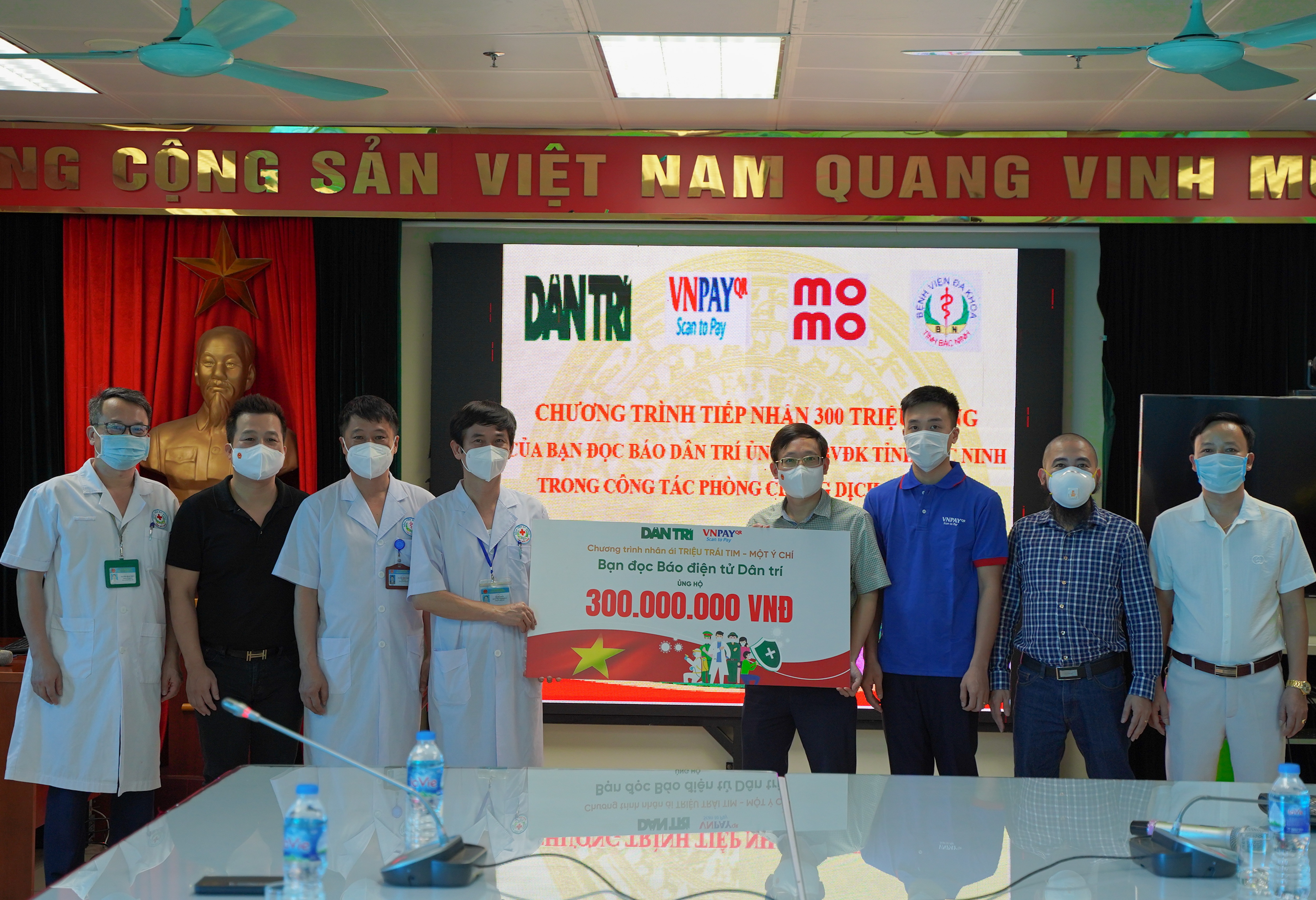Trao tặng 1,2 tỉ đồng đến y, bác sĩ tuyến đầu chống dịch Covid-19 - 12 Trao tặng 1,2 tỉ đồng đến y, bác sĩ tuyến đầu chống dịch Covid-19 - 12