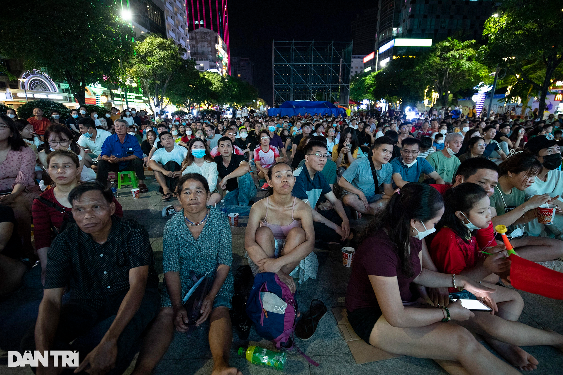 Người hâm mộ TPHCM tiếc nuối sau trận hòa của U23 Việt Nam - 8