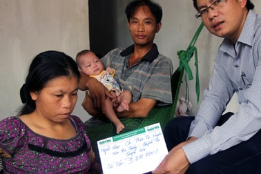 Gần 10 triệu đồng đến với hai hoàn cảnh làng Quỳnh 