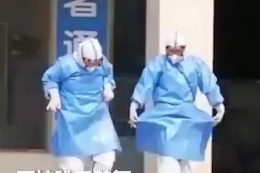 Màn vũ đạo đáng yêu của hai nhân viên y tế mừng bệnh nhân Covid-19 ra viện