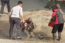 Đang đi đường, người đàn ông bất ngờ đổ xăng lên người tự thiêu