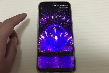 Hình nền động pháo hoa với màu sắc rực rỡ trên màn hình smartphone