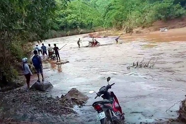 Thầy trò Pá Mỳ mong lắm một cây cầu