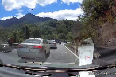 Ô tô luồn lách để vượt hết sức nguy hiểm trên đường đèo quanh co