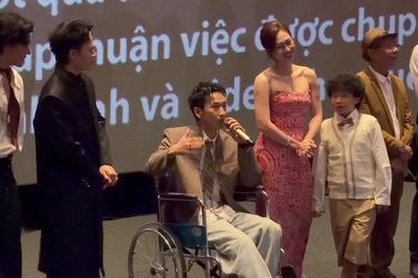Tuấn Trần chống nạng, ngồi xe lăn tại buổi chiếu "Báu vật trời cho"