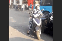 Đứng giữa phố cãi nhau, "ninja Lead" khiến giao thông kẹt cứng