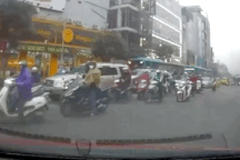 Cố tình lấn làn vượt ẩu, tài xế xe bus còn “dạy dỗ” người khác