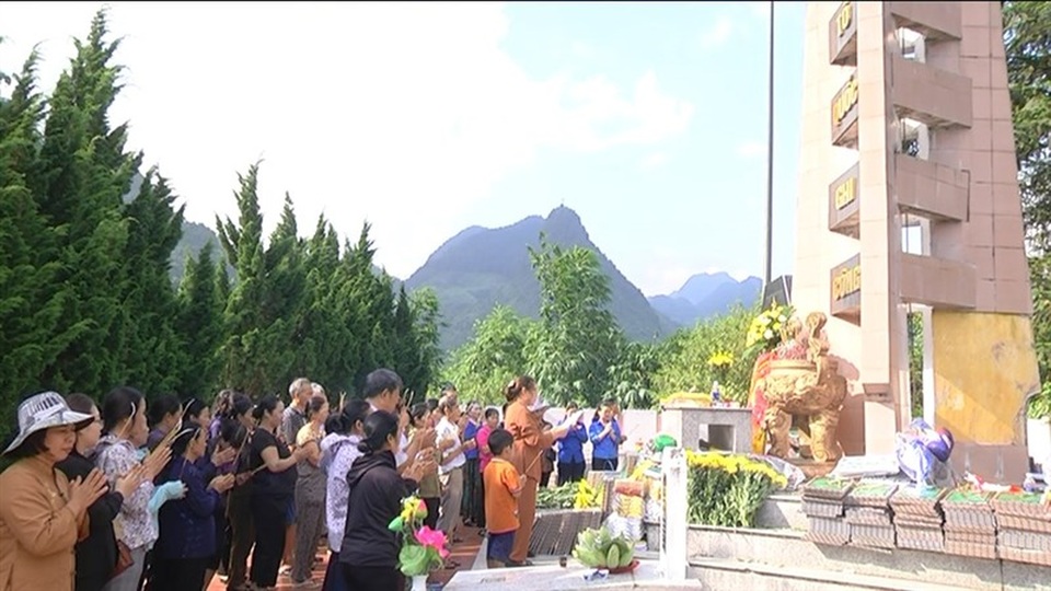 Hình ảnh cảm động người dân phố núi biên giới Mường Khương viếng liệt sĩ - 6 Hình ảnh cảm động người dân phố núi biên giới Mường Khương viếng liệt sĩ - 6
