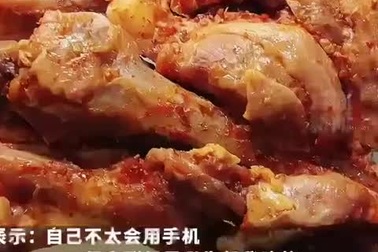 Món chân ngỗng của người phụ nữ có gì lạ khiến 2 trường tranh nhau mời bán