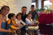 C.Ronaldo gây sốt với hình ảnh người bố mẫu mực