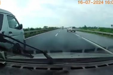 Ô tô nhập làn ẩu trên cao tốc, buộc xe đi cùng chiều phải phanh gấp để trán