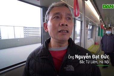 Người dân phấn khởi tham quan đoàn tàu tuyến Metro Nhổn - ga Hà Nội