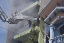 Giải cứu 5 người mắc kẹt trong ngôi nhà cao tầng bốc cháy dữ dội