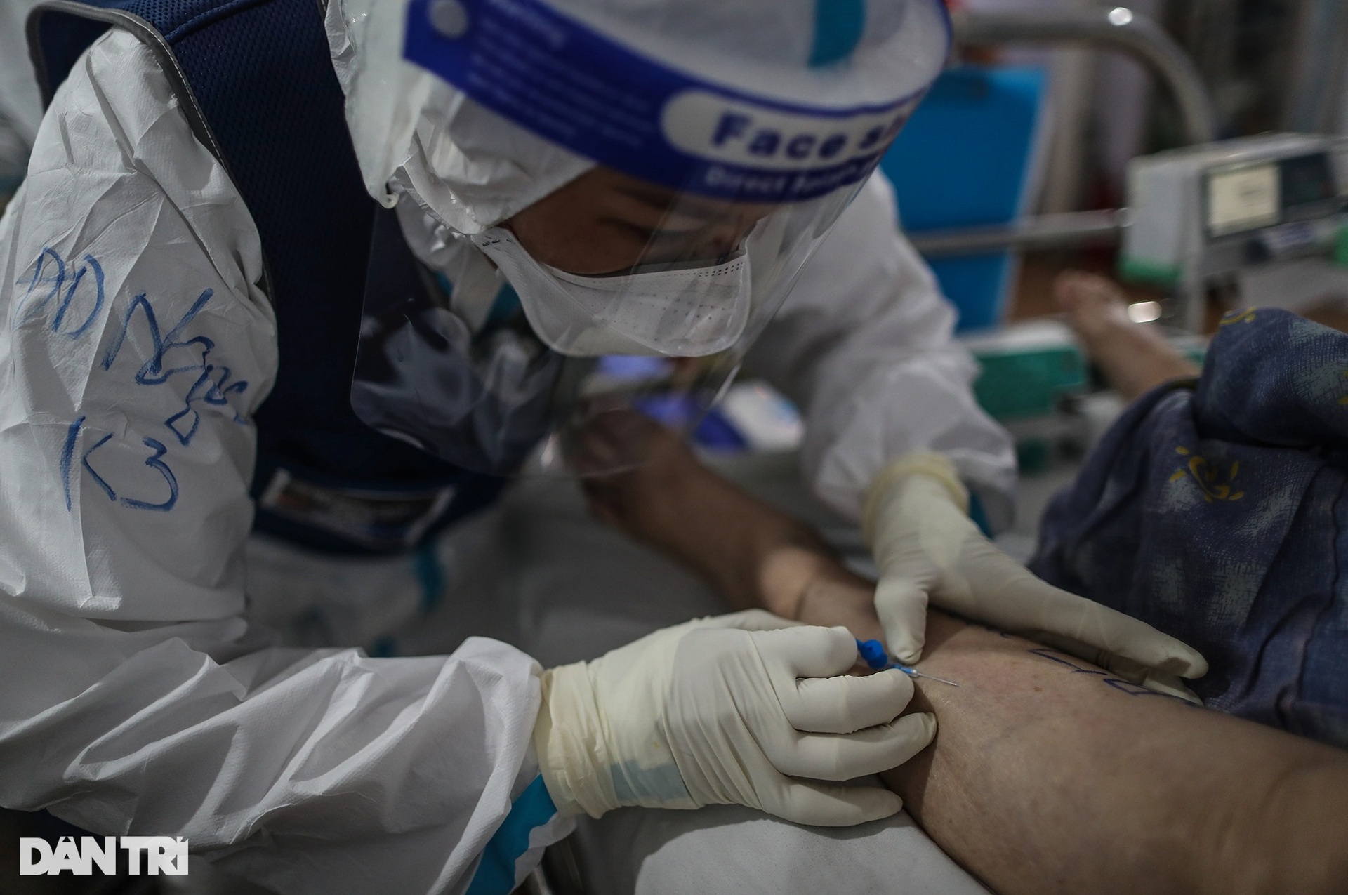 Bệnh viện dã chiến TPHCM quá tải, bệnh nhân phải nằm ghế bố khắp hành lang - 12