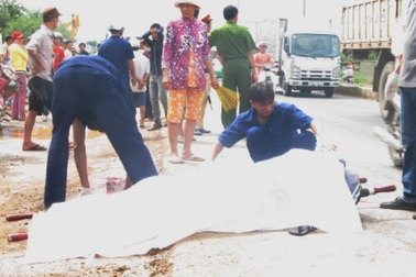 Va chạm với container, chồng chết, vợ trọng thương