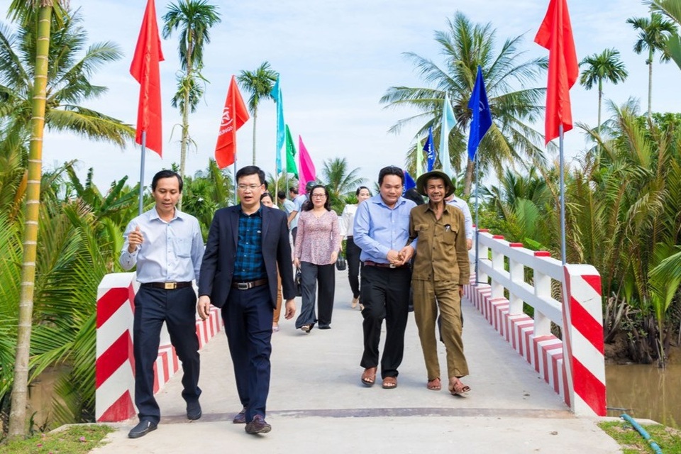 Bến Tre: DN rót 7,3 tỷ đồng xây dựng 8 công trình an sinh cho quê hương  - 2 Bến Tre: DN rót 7,3 tỷ đồng xây dựng 8 công trình an sinh cho quê hương  - 2