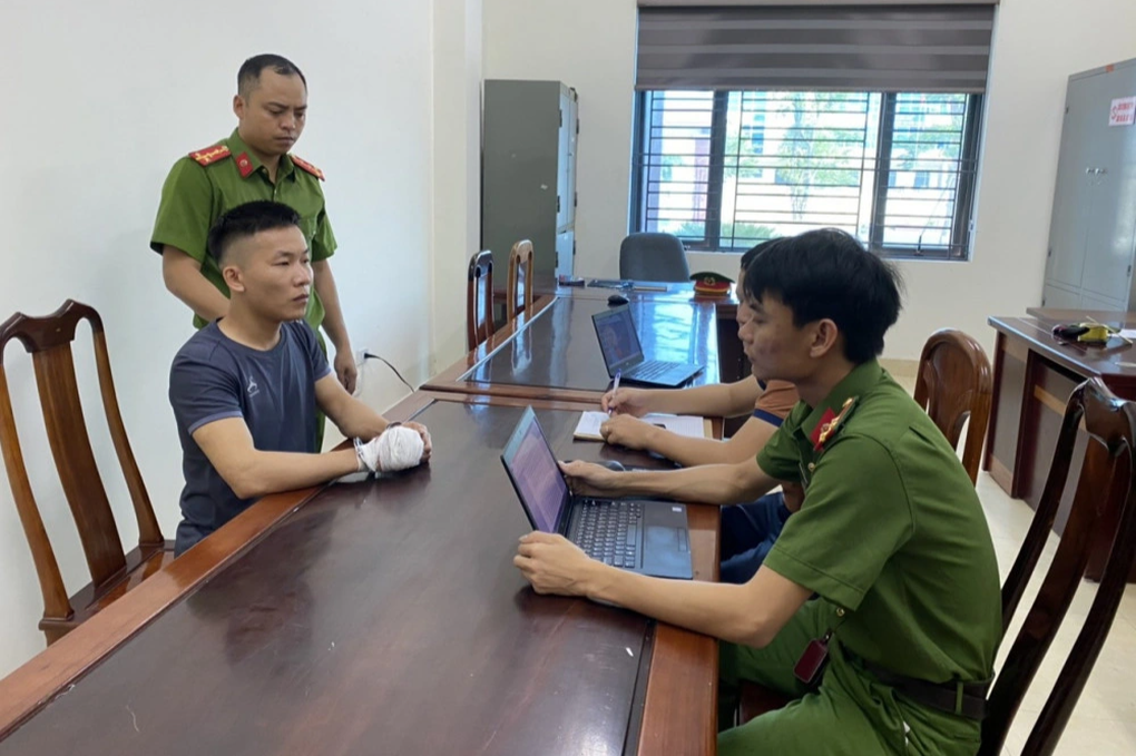 Nghi phạm dùng băng dính che biển số ô tô trước khi cướp tiệm vàng - 1